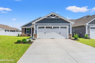 907 Daylily Cir, Navassa, NC 28451