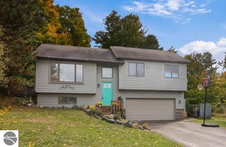 853 Glastonbury Cir, Traverse City, MI 49696