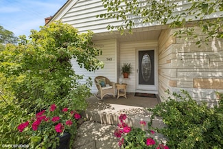 742 Barton Dr, Countryside, IL 60525