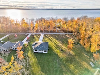 1522 Country Club Dr, Manistique, MI 49854