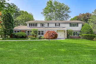 8 Briarwood Ln, Suffern, NY 10901