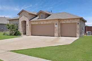 1099 Admiral Dr, Azle, TX 76020