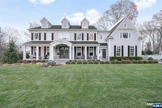 582 Cresthaven Rd, Wyckoff, NJ 07481