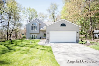 10609 Ridgewood Dr, Greenville, MI 48838
