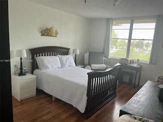 661 NE 195th St Unit 305, Miami, FL 33179