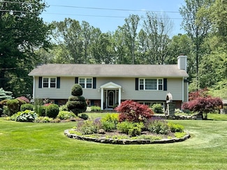 44 Fawn Hill Rd, Shelton, CT 06484