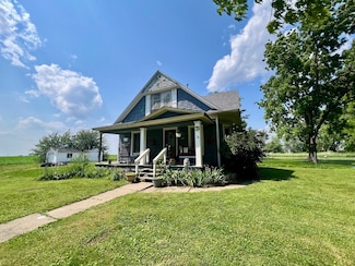 207 W 2nd St, Broadlands, IL 61816
