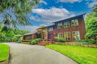 4 Candlelight Ct, Smithtown, NY 11787