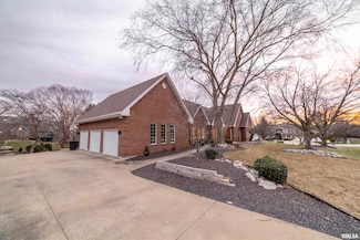 921 Birdie Ln, Quincy, IL 62305