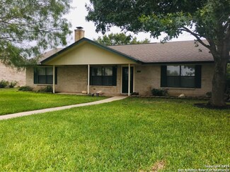 2113 Hackberry Dr, Uvalde, TX 78801