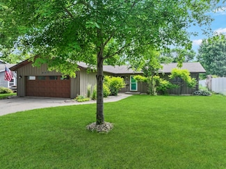 607 S 1st St, Marshall, MN 56258