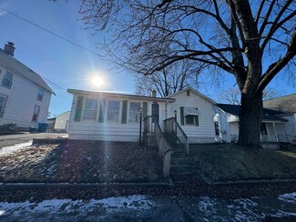 916 W 4th St, Dixon, IL 61021