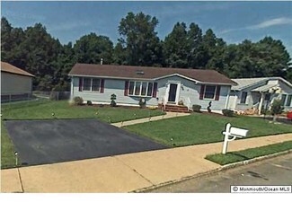 25 Pine Tree Ln, Manalapan, NJ 07726