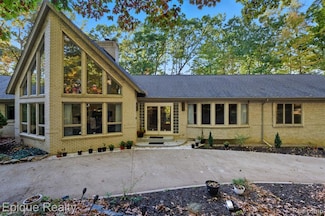 2670 Spring Grove Dr, Brighton, MI 48114