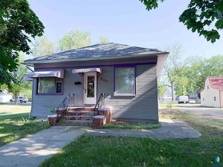 520 NW 1st St, Madison, SD 57042