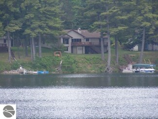 471 N 27 1 4 Rd, Cadillac, MI 49601