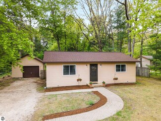 9557 Innwood W, Interlochen, MI 49643