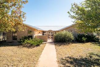 200 Roundabout Ln, Kerrville, TX 78028