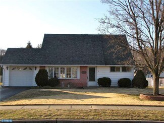 21 Viewpoint Ln, Levittown, PA 19054