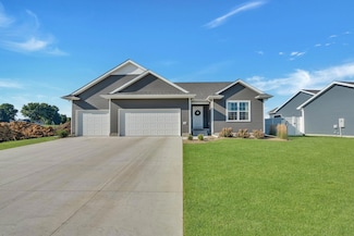 118 Goldcrest Ct, Waterloo, IA 50701