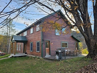 87 Grinka Farm Dr, Readsboro, VT 05350