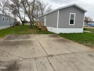 119 Countryside Ln, Mandan, ND 58554