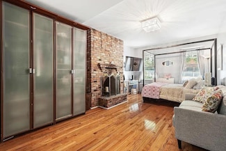 226 E 95th St Unit 201, New York, NY 10128