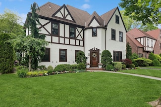 110 Lee Rd, Garden City, NY 11530