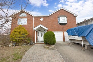 708 Park Ln, Cedarhurst, NY 11516