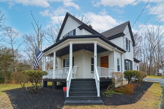 8 Walnut St, Assonet, MA 02702