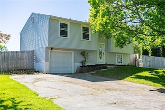 36 Falcon Dr, West Henrietta, NY 14586