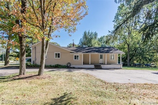 590 Bogie Lake Rd, White Lake, MI 48383
