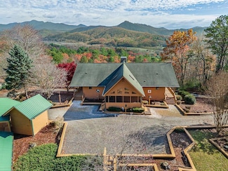 638 Caesars Cove Dr, Hayesville, NC 28904