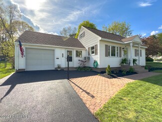 19 Greenway N, Queensbury, NY 12804