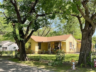 1115 S 6th St, Bonham, TX 75418