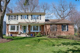 1S520 Hawthorne Ln, Wheaton, IL 60189