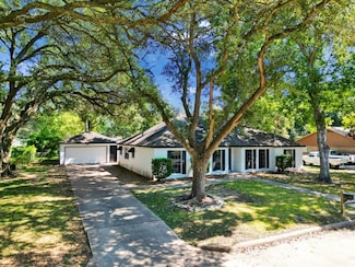 1215 Briar Ln, Wharton, TX 77488