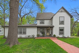 300 E 8th St, Tonganoxie, KS 66086