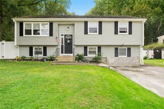 32 Old Carriage Rd, West Warwick, RI 02893