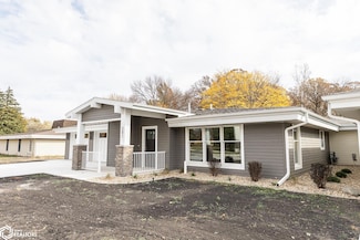 201 Glen Oaks Dr, Clear Lake, IA 50428