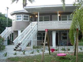 267 Price St, Naples, FL 34113