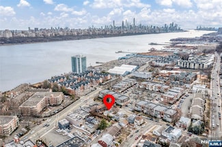17 Garden Place, Edgewater, NJ 07020