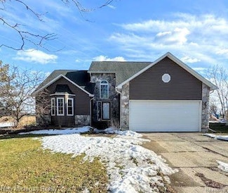 834 Peppermill Cir, Lapeer, MI 48446