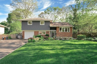 24 Harvard Ln, ComMacK, NY 11725