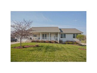228 Country View Dr, Mechanicsville, IA 52306