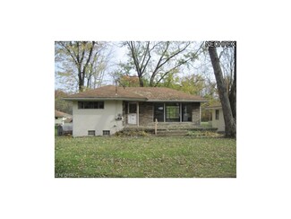 1144 Wakefield Rd, Leavittsburg, OH 44430