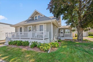 704 4th St, Grundy Center, IA 50638