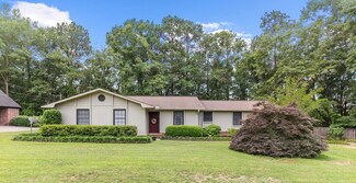 2111 Granada Dr, Dothan, AL 36303