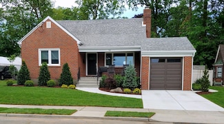 16 W Raleigh Ave, Staten Island, NY 10310