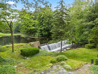 10 Wyndwood Rd, West Hartford, CT 06107